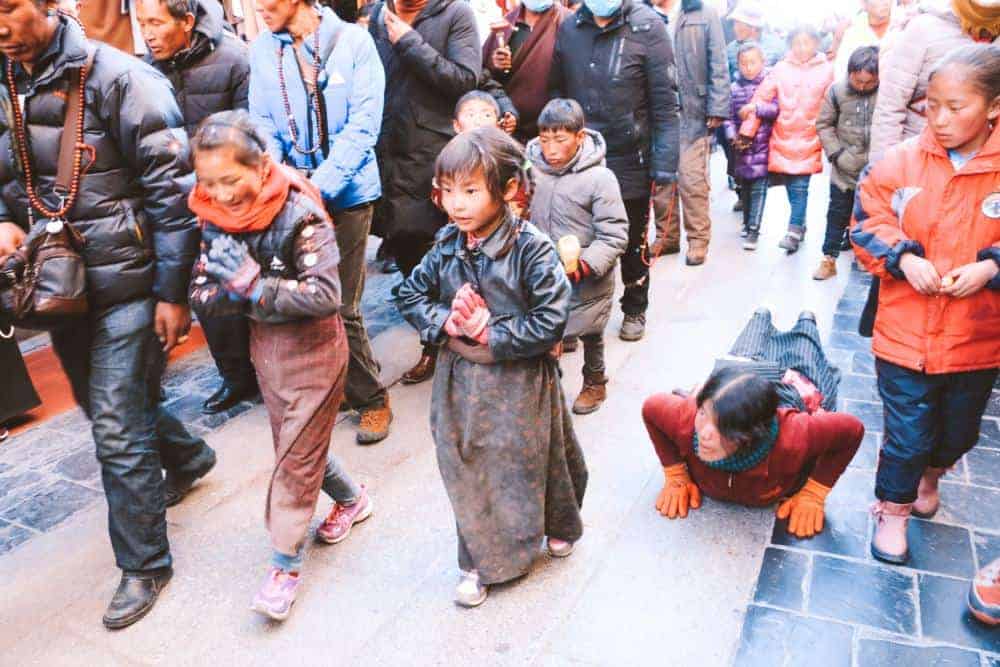 kids praying in Tibet